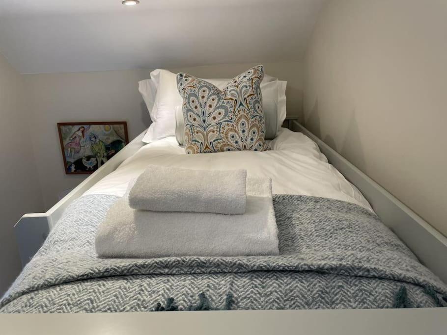 Holly Cottage, 2, Northbrook Park, Farnham-Up To 6 Adults Eksteriør bilde