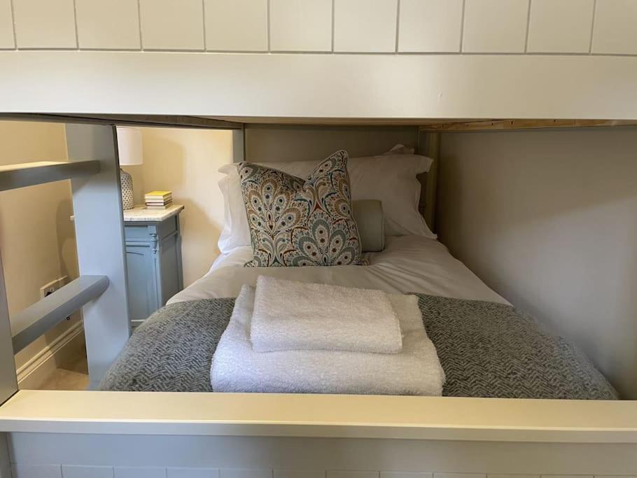 Holly Cottage, 2, Northbrook Park, Farnham-Up To 6 Adults Eksteriør bilde