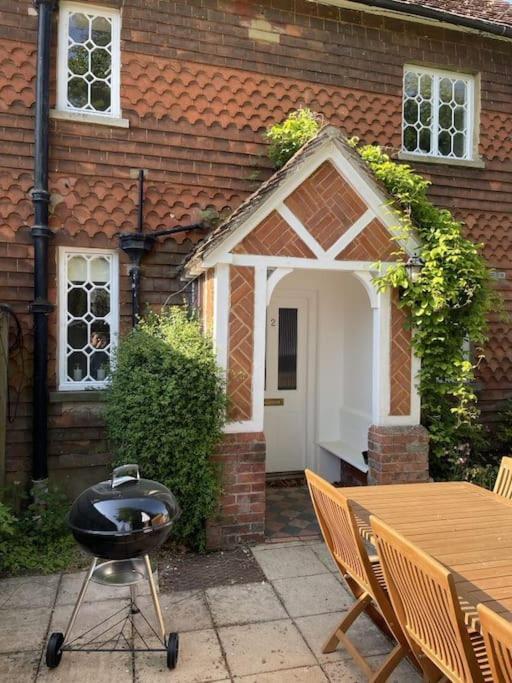 Holly Cottage, 2, Northbrook Park, Farnham-Up To 6 Adults Eksteriør bilde
